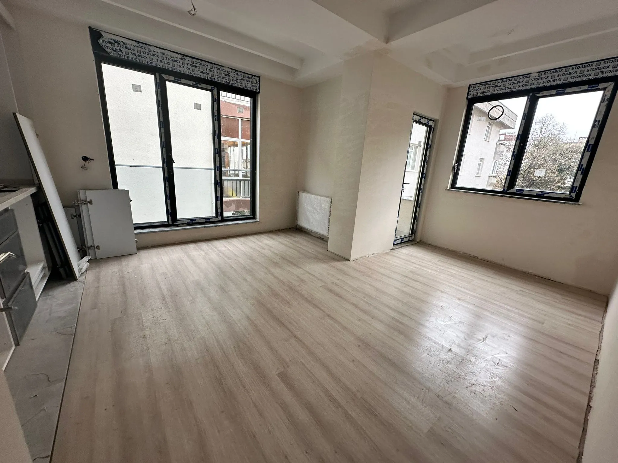 ÜÇEL BOSTANCI'DAN İDEALTEPE SAHİLDE SIFIR GENİŞ M2'Lİ LÜX 2+1!!!